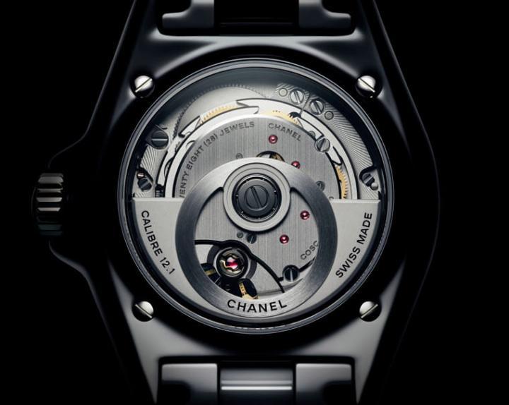 J12腕表时针分针调整为同等宽度，时标改用高科技陶瓷打造，字型也统一成香奈儿标准字体