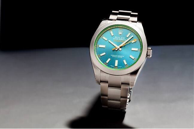 全新Milgauss搭配单扣式Easylink Extension，随时可把表带放长，不用左拆右拆，轻轻松松就能开保险扣和表带