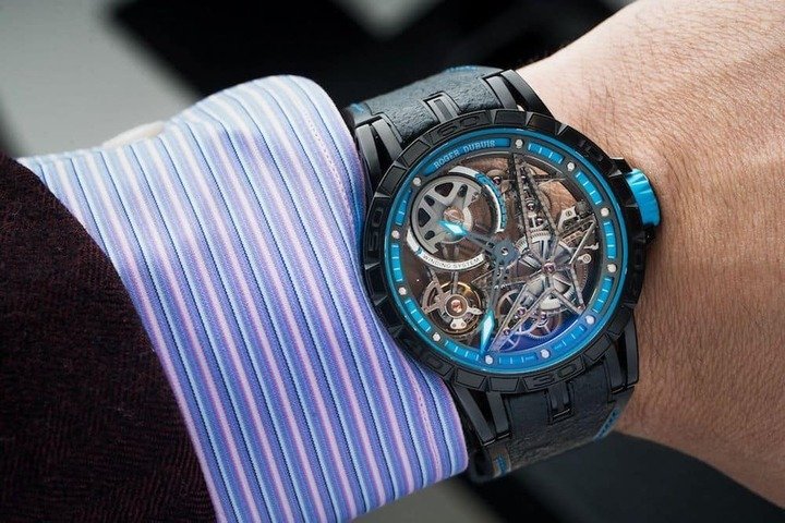 Excalibur Spider Pirelli Automatic Skeleton自动镂空腕表，表带上还刻有通常出现在倍耐力赛车轮胎侧面的\"Pirelli Competition\"标志性字样，再度强化了两个品牌之间的紧密联系