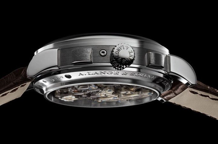 2023年1815 Rattrapante Perpetual Calendar换上了白金表壳，搭配深棕色鳄鱼皮表带诠释高雅绅士风范。