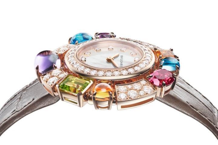 宝格丽2021年创作高级珠宝腕表融入品牌历史悠久的甜蜜生活理念，透过精湛的珠宝工艺赋予腕表喜悦与富足的迷人特质