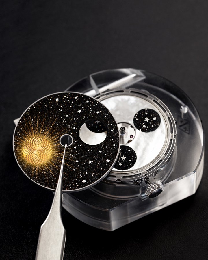 Midnight Jour Nuit Phase de Lune 腕表有赖两枚各具规律的转盘相互协作。
