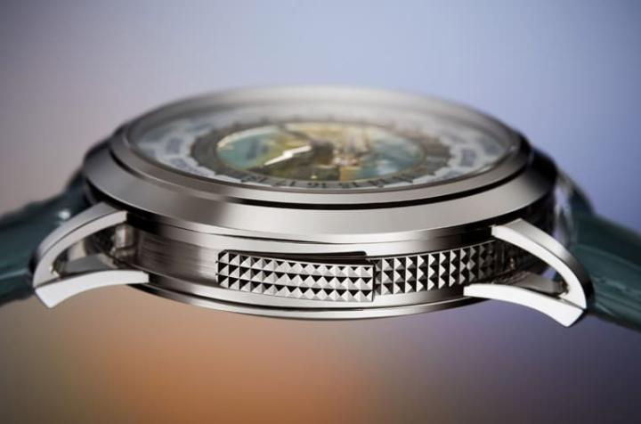 百达翡丽首度以白金材质制作超级复杂功能系列的5531，手表并换上蓝色色鳄鱼皮表带。