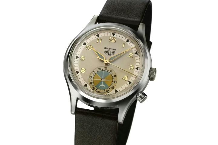 Heuer Solunar 潮汐显示腕表名称结合 "solar（日）" 与 "lunar（月）"，专为显示特定地点的潮汐涨退时间而设计，1949 年于 A&F 纽约门市发售。