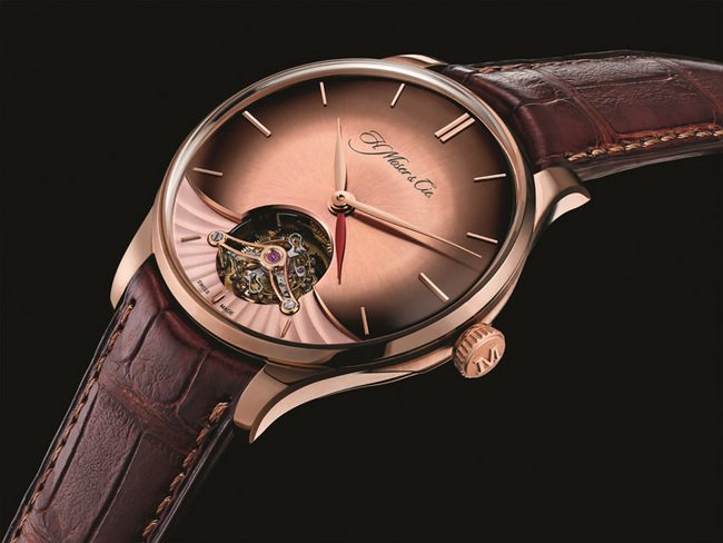 Venturer Tourbillon Dual Time短表耳设计配以手缝鳄鱼皮表带和18K黄金折叠扣，使爱表更加稳妥舒适地系于您的腕间