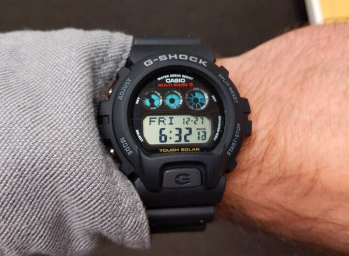 GW-6900则是承袭品牌首款圆形表壳DW-5700C而来，而三眼设计则可追溯到1995年