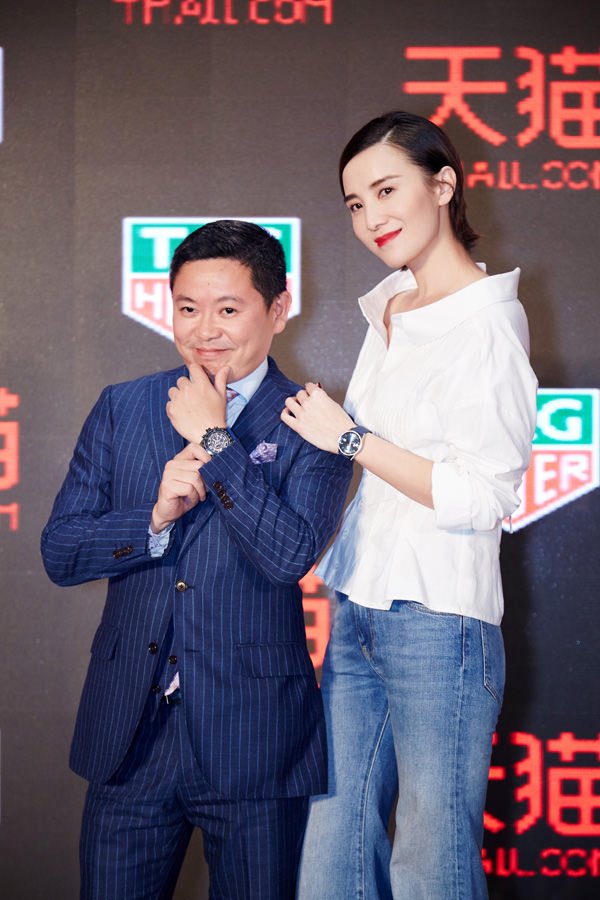 潘锦基先生与宋佳共同佩戴泰格豪雅天猫旗舰店首发情侣腕表合影留念