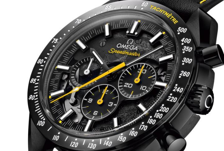 除了开面和机芯质感之外黄色是表款的另一个主题，表面上的三根计时针、时标末端以及"Speedmaster"和测速计字样都使用了黄色，成为表款的另一个视觉重心