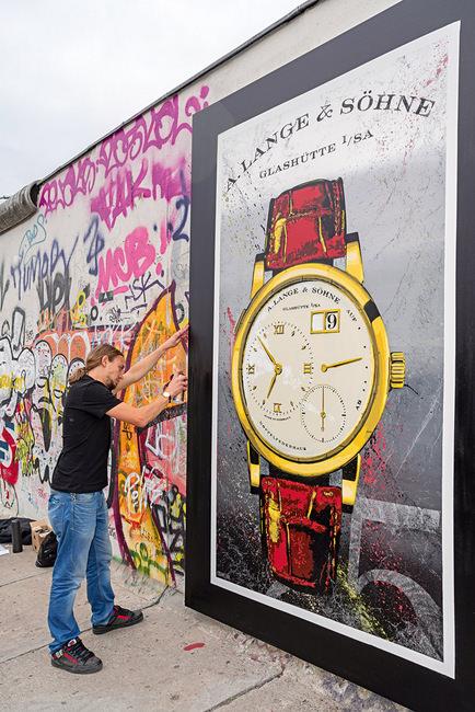 为纪念柏林围墙倒下25周年，朗格在东边画廊举办盛大艺术活动