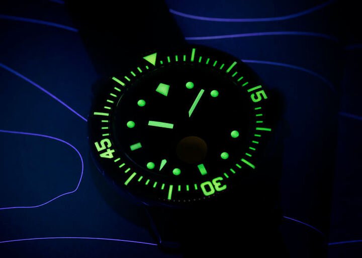 目前表款采用的是Super-LumiNova®夜光涂料，既没有放射物质，在暗处的发光效果也很强大