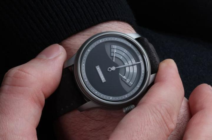 39mm 喷砂雾面不锈钢表壳降低反光，搭配深色调表盘，呈现沉稳内敛的灰阶单色美学风格。