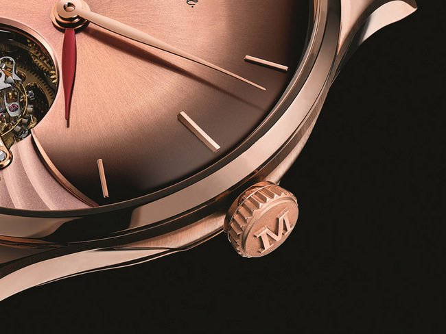 表冠上带有H. MOSER & CIE.的「M」字母标识，磨砂锻光区域的弧线令高度抛光的弯曲侧面附近的表壳环带锦上添花
