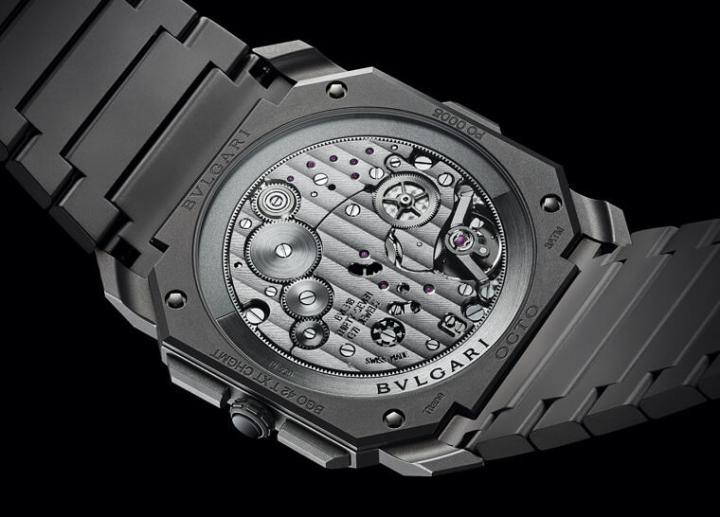 通常腕表若要降低机芯厚度，自动盘会是一个相对占空间的组件，然而Octo Finissimo超薄两地时间计时码表搭载的BVL 318却巧妙利用环形自动盘节省空间并让机芯更能一览无遗