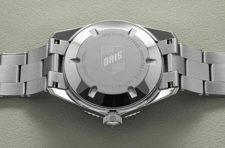 实底盖设计确保手表的防水性能可达100米，符合专业潜水表的需求。
