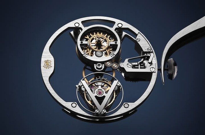 LV 104手上炼机芯为La Fabrique du Temps Louis Vuitton制表厂的得意之作，光是组装机芯便需花费上百小时，费工的制作过程是其能获得日内瓦印记的关键因素。