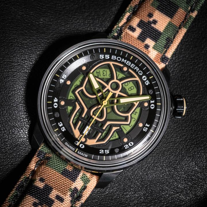 军绿迷彩款式则以卡其色的几何线条规划出的骷髅图腾，搭配绿色面盘以及迷彩表带展现独特的军事风味