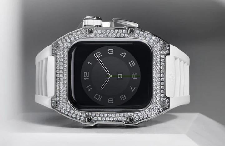 Golden Concept推出以真钻镶嵌的Apple Watch改装表壳，要价15,000美金超级高档，堪称最贵苹果智能表表壳。