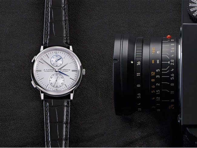  以白色18K金和铸制的SAXONIA DUAL TIME，不仅是聚光灯下的焦点，更是外游时的理想伙伴