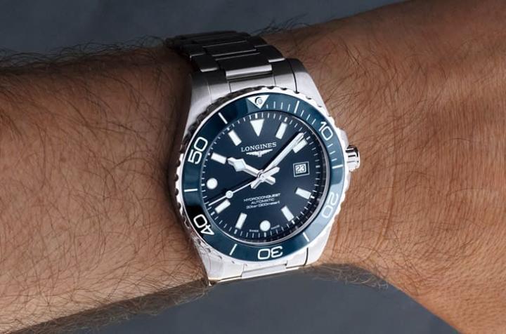 新世代深海征服者提供 39 与 42mm 双尺寸，整体线条更流线贴腕，视觉利落同时兼顾舒适佩戴感。