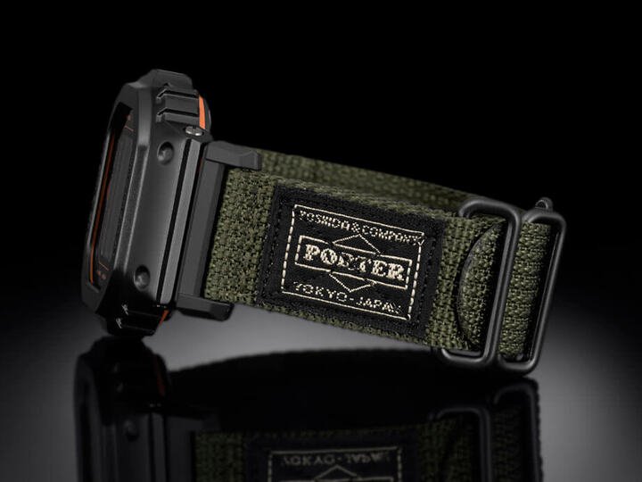G-SHOCK以PORTER包常见的绿色帆布制作表带，并在上头缝上PORTER包布标