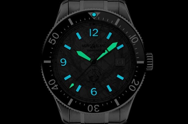 手表在暗处可以发挥强大的夜光效果，符合专业潜水表规定。