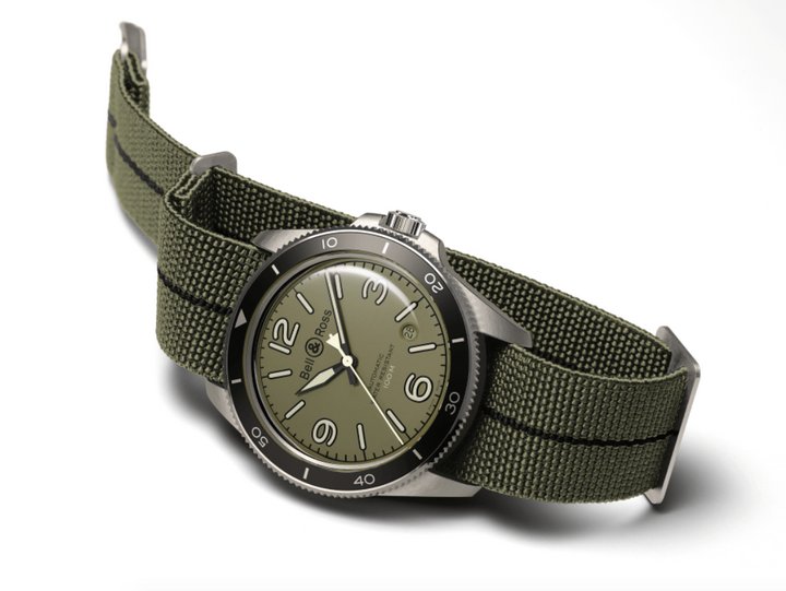 BR V2-92 Military Green与柏莱士LUM系列可谓一脉相承，绿色Super-LumiNova® C3夜光材料的应用最大程度优化了易读性