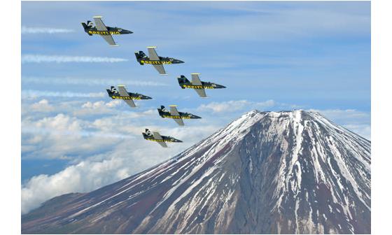 百年灵喷气机特技飞行队列队飞过富士山
