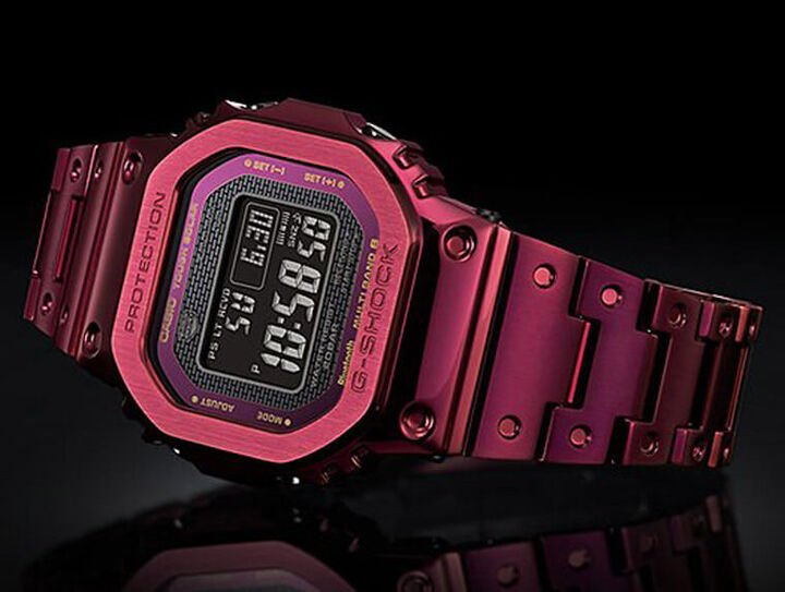GMW-B5000系列自从2018年登场以来，近年不断扩增阵容广度，2021年G-SHOCK新增一款带有酒红色金属壳的新作