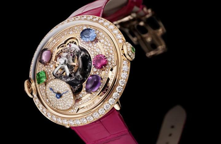 宝格丽与MB&F携手创作高级珠宝手表，其以后者的Legacy Machine FlyingT为基础，并结合前者的珠宝工艺专长，呈现耳目一新的美感