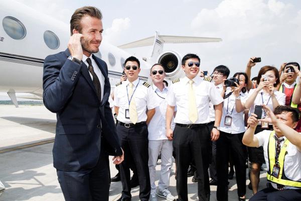 百年灵全球形象代言人大卫·贝克汉姆抵达北京 腕间佩戴：百年灵越洋世界时间计时腕表红金版