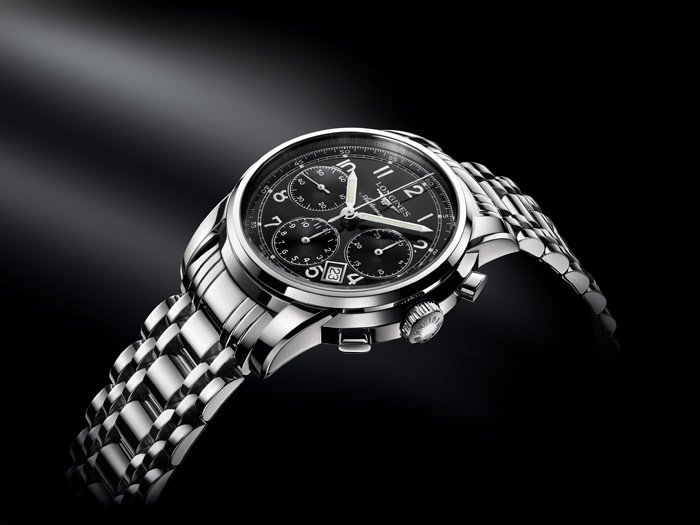 Longines浪琴表Saint-Imier索伊米亚系列的灵感源于品牌悠久精纯制表传统的创始发祥之地。流利的线条及独立于表壳的表耳赋予这些新品一种经典与现代设计之间的绝妙平衡。这款计时码表直径41毫米，配备专为Longines浪琴表开发和生产的L688导柱轮机芯，精钢表壳搭配黑色表盘。