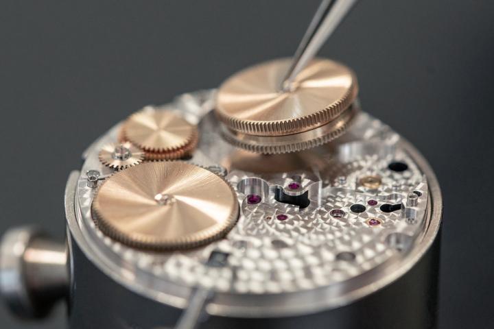 凭借四个叠置发条盒与萧邦独一无二的 Quattro 技术的融合，L.U.C Quattro Spirit 腕表在小时盘瞬时旋转消耗大量能量的情况下仍可维持超过 190 小时的动力储存。