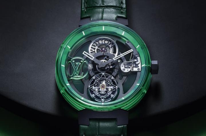 身为首度创造出透明表壳日内瓦印记手表的品牌，路易威登在2023年再接再厉发表新色蓝宝石表壳日内瓦印记手表。