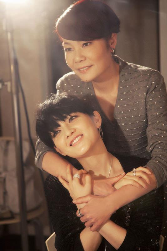 明星母女齐上阵范晓萱携母亲拍伯爵大片