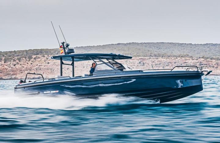 从表名可知，沛纳海本次设计的灵感来自BRABUS新发表的Shadow 900 Deep Blue游艇。