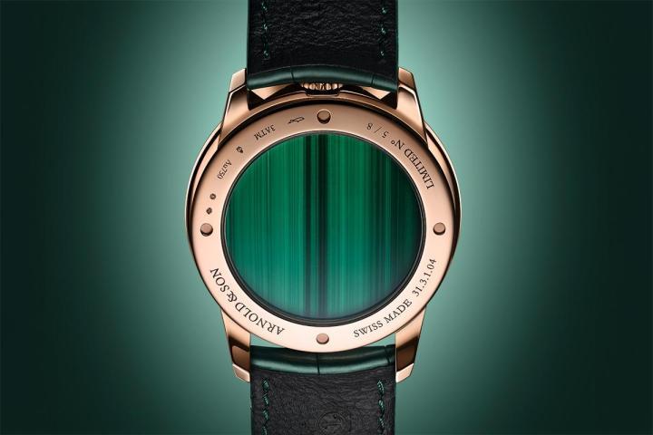 Time Pyramid 以孔雀石作为表盘与底盖，孔雀石自古以来便被视为护身之石，可抵御邪气，象征平衡、守护与兴旺。