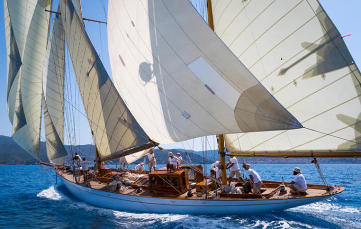 由沛纳海收购并修复的古董帆船Eilean号于2021年再度启航，品牌为此特别制作限量表Radiomir Eilean PAM01243以资纪念
