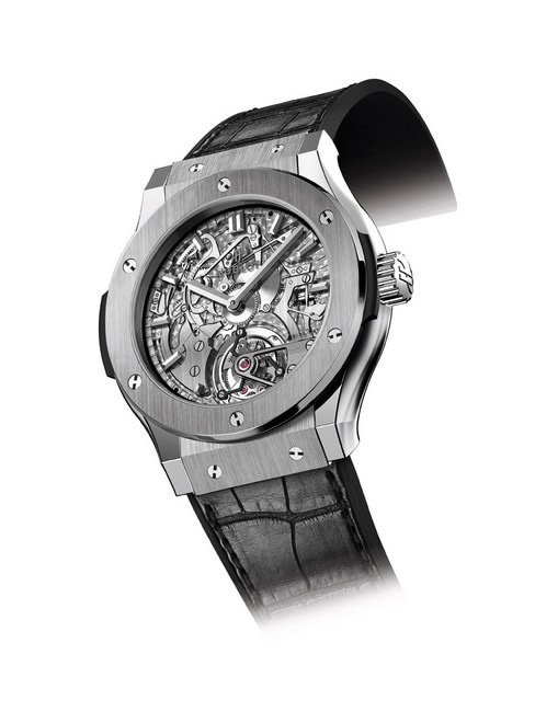 HUBLOT Classic Fusion Cathedral Tourbillon Minute Repeater经典融合大教堂三问陀飞轮腕表拥有美观的45mm直径，华丽而红润的视觉效果源自宇舶表生产的King Gold（含有5%铂金的合金材质），此次也一并推出钛金属款式，最后，鳄鱼皮橡胶表带和折叠式表扣无不彰显其舒适性，灵活性和耐用性。钛金属款，限量99只