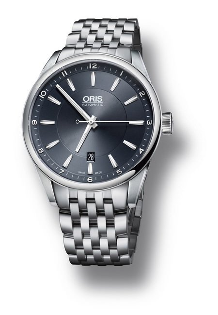 全新ORIS Artix Blue日期表搭载 ORIS 733自动机械机芯， 深蓝色双层表盘搭载萤光涂层的镀镍指针与刻度与喜爱沉溺于午夜蓝调的玩表者完美搭配