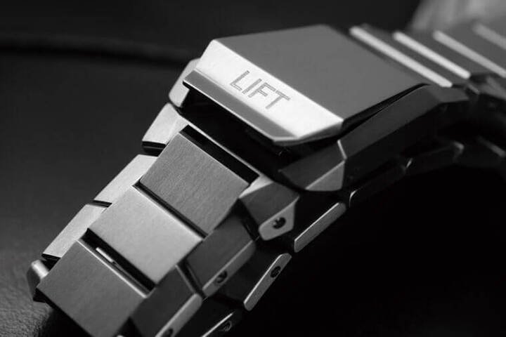 表扣真的是这款很大的一个可玩之处，扳开写着\"LIFT\"字样的扣片即可松开扣头，就跟飞机的安全带一样，不过以这个价位的产品来说，扣片在扣上时跟左右两侧的密合度还有进步的余地