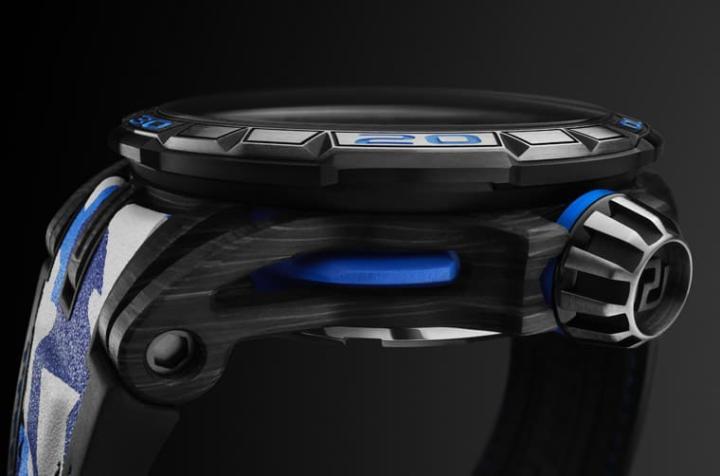 表款以碳纤维材质搭配黑色DLC涂层钛金属表圈，中层表壳还有蓝色橡胶条点缀。