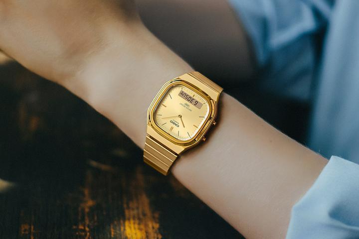 AQ-240E 系列采用 AQ-230 略呈方形的外观设计为基础，其圆润表壳与柔和的金属曲线散发精致洗练的气质，表圈上方也同样增添些圆润弧度，搭配长条水平链节的金属表带，能轻松搭配任何造型的经典外观。