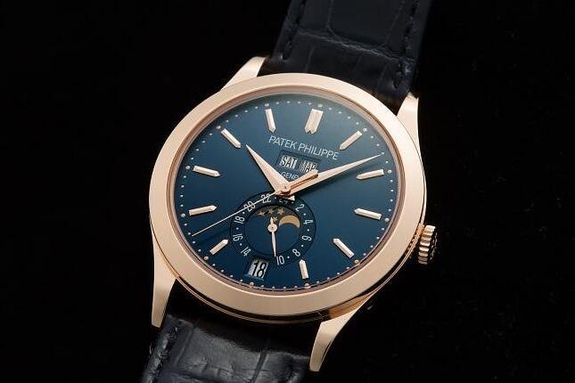PATEK PHILIPPE百达翡丽2017年推出全新年历表PP 5396R-014以及015（镶钻时标），以玫瑰金材质搭配当今火红的蓝色面盘，将宝玑数字时标改为18K玫瑰金棒型立体时标，面盘的布局与当今拍卖成交价屡创新高的百达翡丽3448系列外型相仿