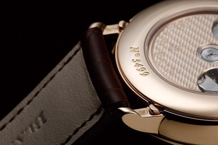 全日历乃至更高复杂功能配上月相显示如果设有快调装置则无疑能增益佩戴者的实用便利性，宝珀着眼于此，更考量到视觉美观而开发出藏于表耳后面的隐藏式按把，令腕表线条更优雅从容