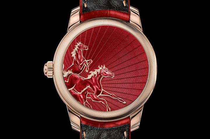 军管式底盖表面的三骏马图案结合机刻太阳纹与珐琅装饰，寓意福运延续与家业兴盛。