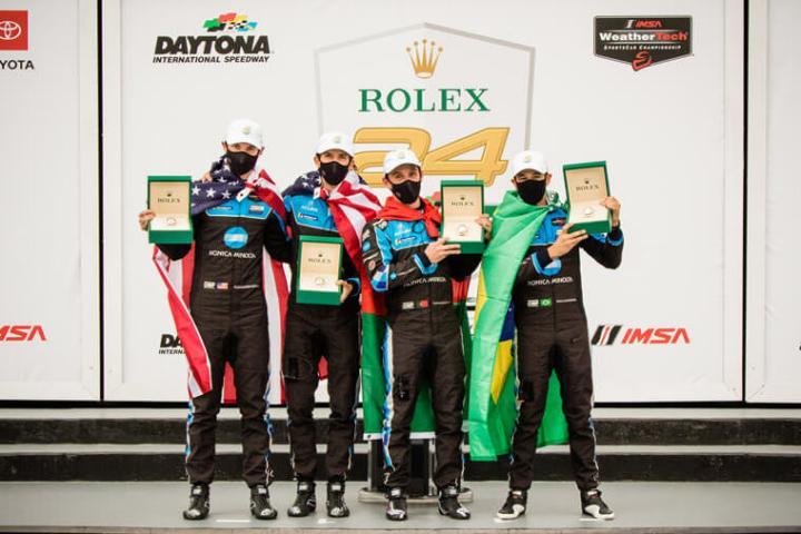 （左起）Alexander Rossi、Ricky Taylor、Filippe Albuquerque和Helio Castroneves等四位Wayne Taylor Racing车队冠军车手合影，每人手上都拿着一款大会赞助商劳力士致赠的Daytona 116503