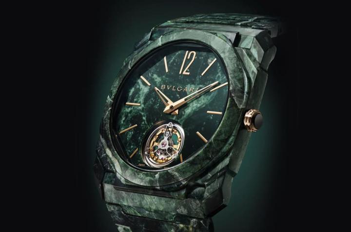 宝格丽为了2023年的Only Watch拍卖会创作出一款绝无仅有的Octo Finissimo Tourbillon Marble，手表外观破天荒结合绿色大理石元素。