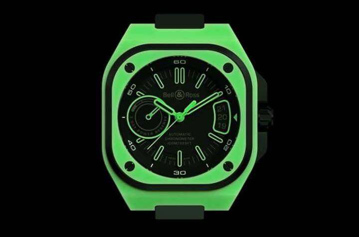 手表在黑暗环境中能发出全面而强大的夜光效果，让人能将手表与当前时刻都看得一清二楚。
