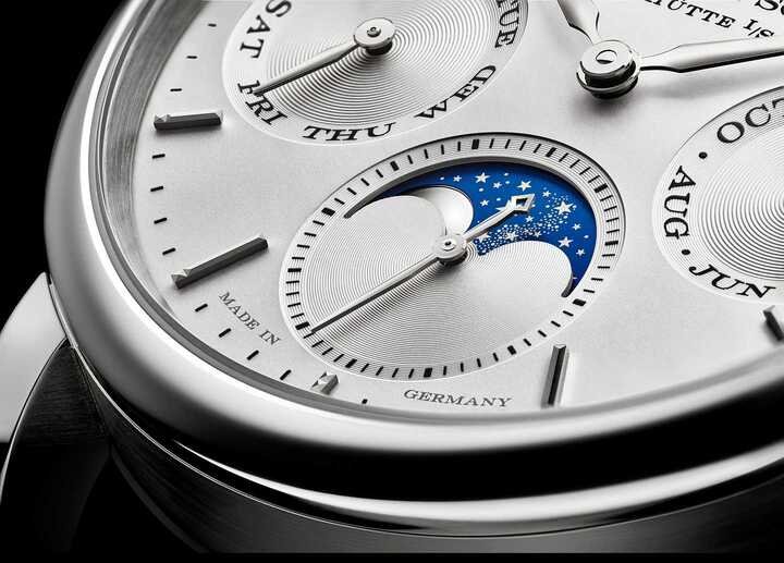 Saxonia Annula Calendar 的月相精准度达到每 122.6 年才有一天的误差，月相盘上更细致地装饰 428 颗繁星。