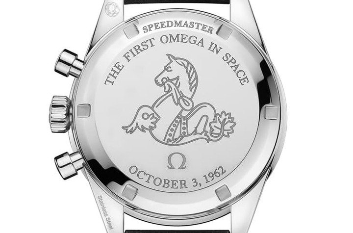 实底盖刻有超霸系列著名的海马图案，同时也有"THE FIRST OMEGA IN SPACE"及"OCTOBER 3, 1962"等和手表原作相关的字样。